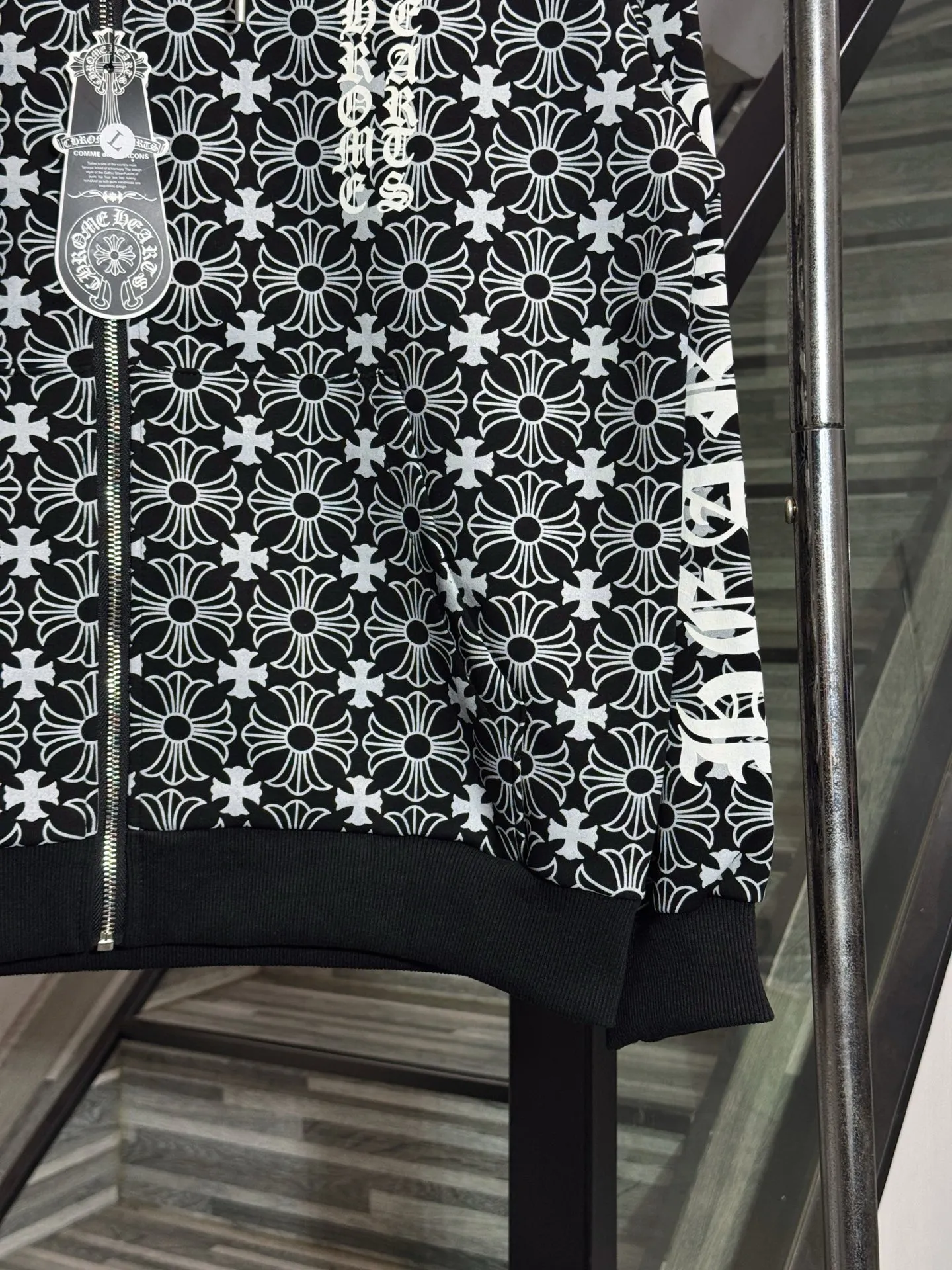P320 model number: HE362 Chromehearts - Chromehearts all-over printed cross-flower hooded jacket. The fabric is made of high-gram heavyweight terry cotton fabric. The upper body is warm and comfortable, and the hand feels delicate. The surface of the clothes is made of all-over offset printing technology, which highlights the characteristics of the overall clothing. The Sanskrit letters on the arms and the horseshoe print on the back are very conspicuous, which enhances the overall sense of high-end. The custom-made Chromehearts pattern hardware zipper is made by a large factory. You can buy it with confidence.  Color: Picture color Size: S M L XL